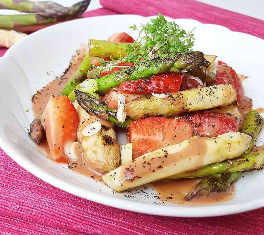 Lauwarmer-Spargel-Erdbeer-Salat-low-carb-1243x820