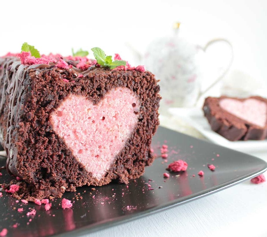 Versteckter Herzkuchen, Schokokuchen, Veganer Schokokuchen, Herzkuchen, Heart Cake, Chocolate Cake, Muttertagskuchen, Valentinstagskuchen, Liebeskuchen, vegan, zuckerfrei, ohne Zucker