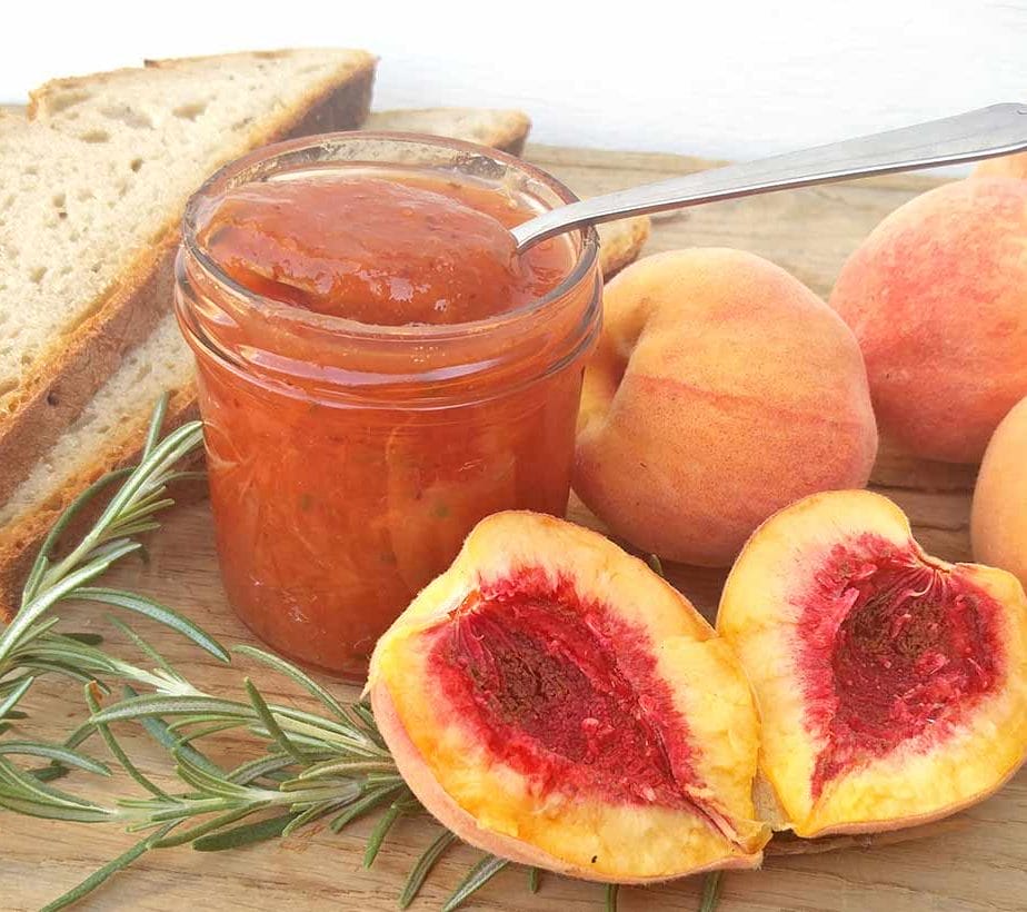 Fruchtaufstrich mit Pfirsich, Pfirsich-Rosmarin-Aufstrich, Marmelade mit Rosmarin, zuckerfrei, ohne Zucker, mit Xylit