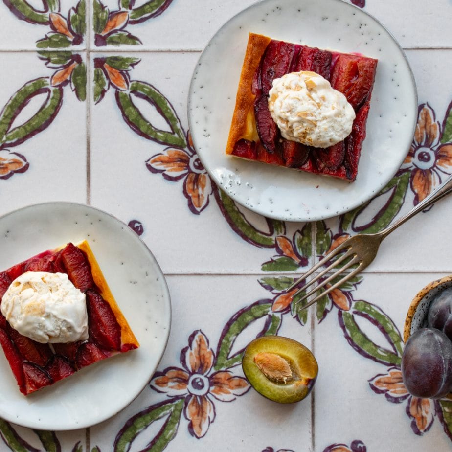 Zwetschkenkuchen vom Bleck, Pflaumenkuchen, Zuckerfreier Pflaumenkuchen, Zwetschgenkuchen ohne Zuckerzusatz, Zwetschgenkuchen mit Sahne ohne Zucker, Zwetschkenkuchen mit Birkenzucker, Obstkuchen mit Xylit