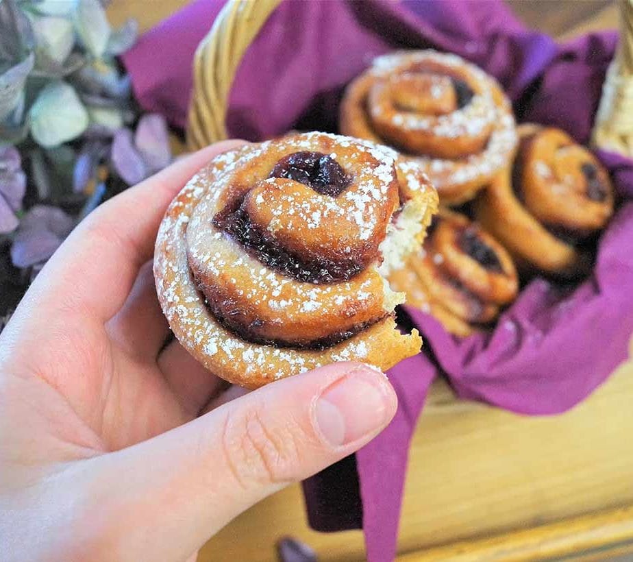 Zwetschkenschnecken, Zwetschgengebäck, Zwetschkengebäck, Fruchtige Schnecken, Germschnecken, Hefeschnecken, Zwetschkenrezept, Zwetschgenrezept, ohne Zucker, zuckerfrei