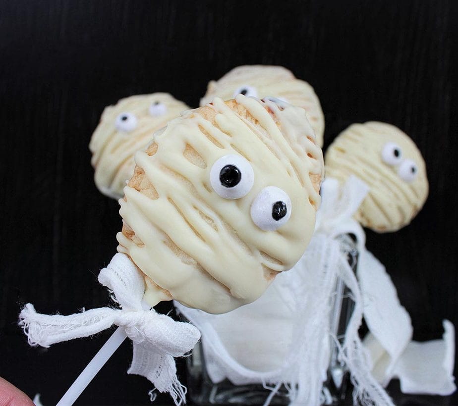 Mummy Pie Pops, Halloween Pie Pops, Halloweenkekse, Kekse am Stiel, Süßes für Halloween, Halloweenparty, Mumienkekse, Mumienkuchen, zuckerfrei, ohne Zucker