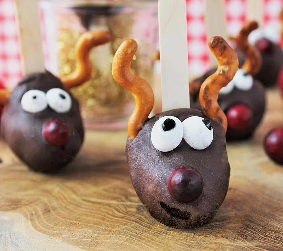 Rentier Cake Pops, Rudolph Cake Pops, Cake Pops vegan, vegane Rohkostpralinen, glutenfreie Cakepops, Proteinkugeln, Dessert Weihnachten, zuckerfrei, ohne Zucker