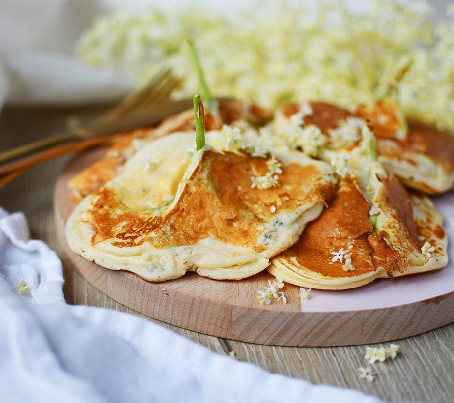 Hollerpancakes, Holunderpalatschinken, Holunderdolden Palatschinke, Pancakes mit Holunder