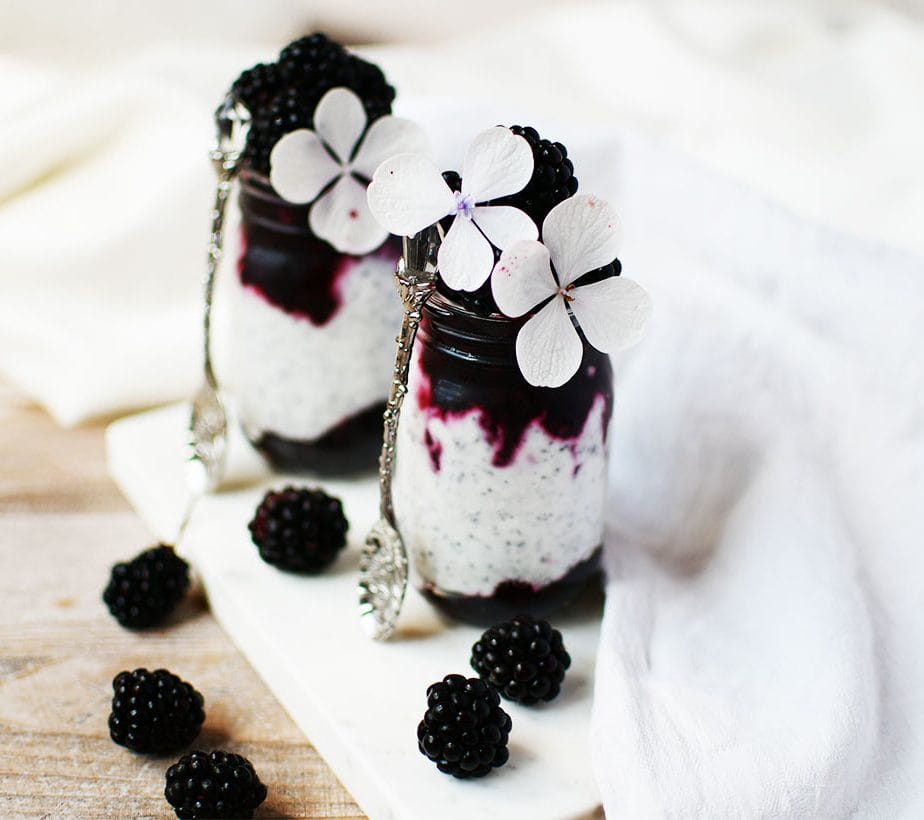 Ziegenmilch Joghurt mit Brombeeren und Mohn, Mohn-Beeren Joghurt, Brombeerjoghurt mit Mohn, Mohnjoghurt mit Brombeeren, Ziegenmilch-Brombeer-Mohn Joghurt