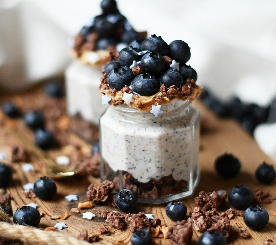 Crunchy Frühstück mit Mohn, Heidelbeer Mohn Traum, Dessert mit Mohn, Joghurt mit Mohn, Porridge mit Mohn und Heidelbeeren