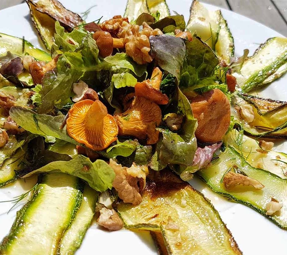 Eierschwammerl auf Zuccini, Salat mit Eierschwammerl, Low Carb Eierschwammerl auf Salat