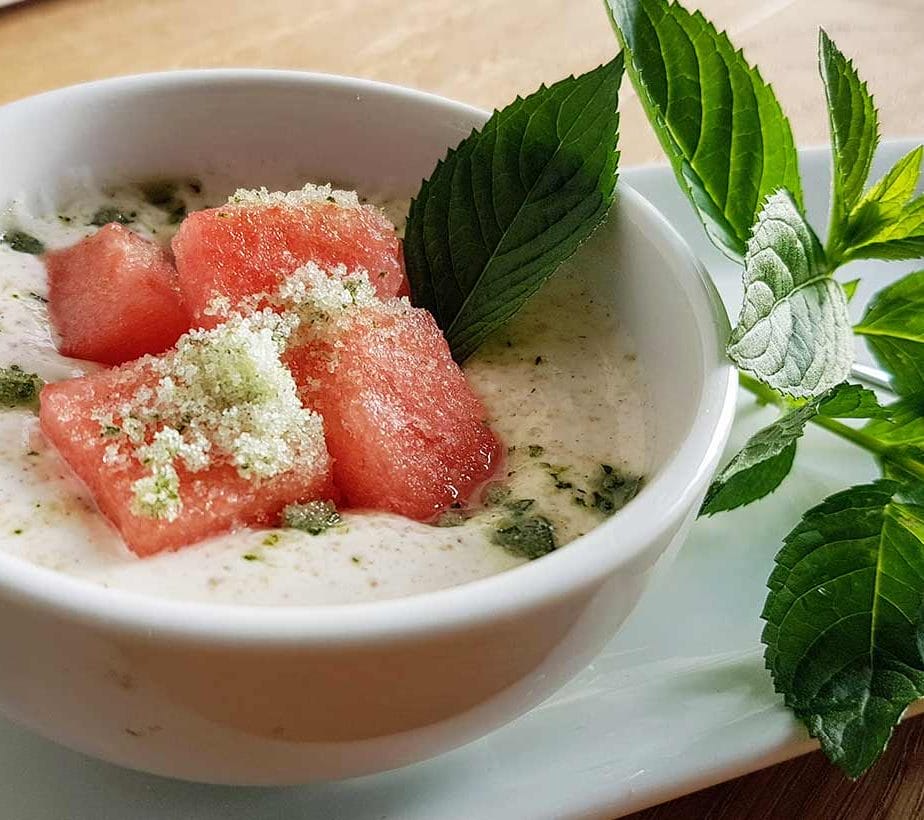 Geeiste Wassermelone mit Minzzucker, Wassermelohne on Ice, Wassermelone mit Zimtjoghurt und Minzzucker