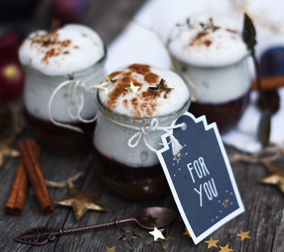 Weihnachtsdessert, Weihnachtsdessert ohne Zucker, Weihnachtsdessert im Glas, Weihnachtsdessert mit Aquafaba, Weihnachtsdessert mit Zwetschgenröster