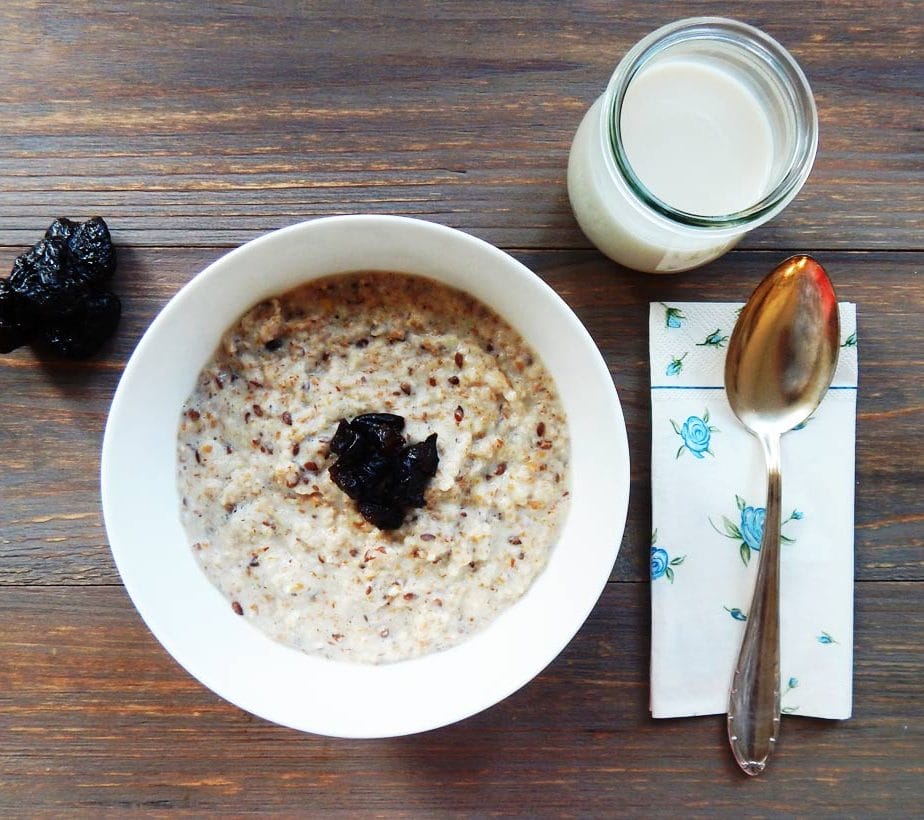 Porridge mit Birkenzucker, Haferbrei mit Trockenfrüchten, Porridge mit Xylit, Zuckerfreier Haferbrei mit Trockenfrüchten