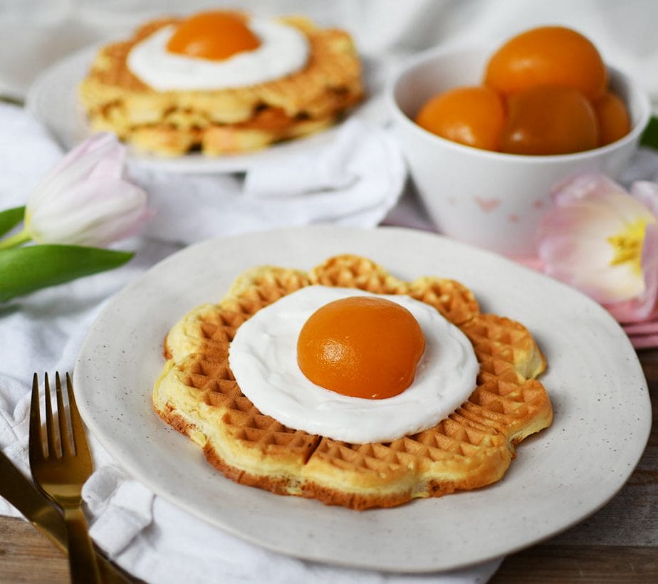 Falsche Spiegelei Waffeln mit Birkenzucker, Dinkel Waffeln mit Pfirsich, Spiegelei Waffeln ohne Zucker, Waffeln ohne Zucker, Waffeln zuckerfrei, Waffeln gesund