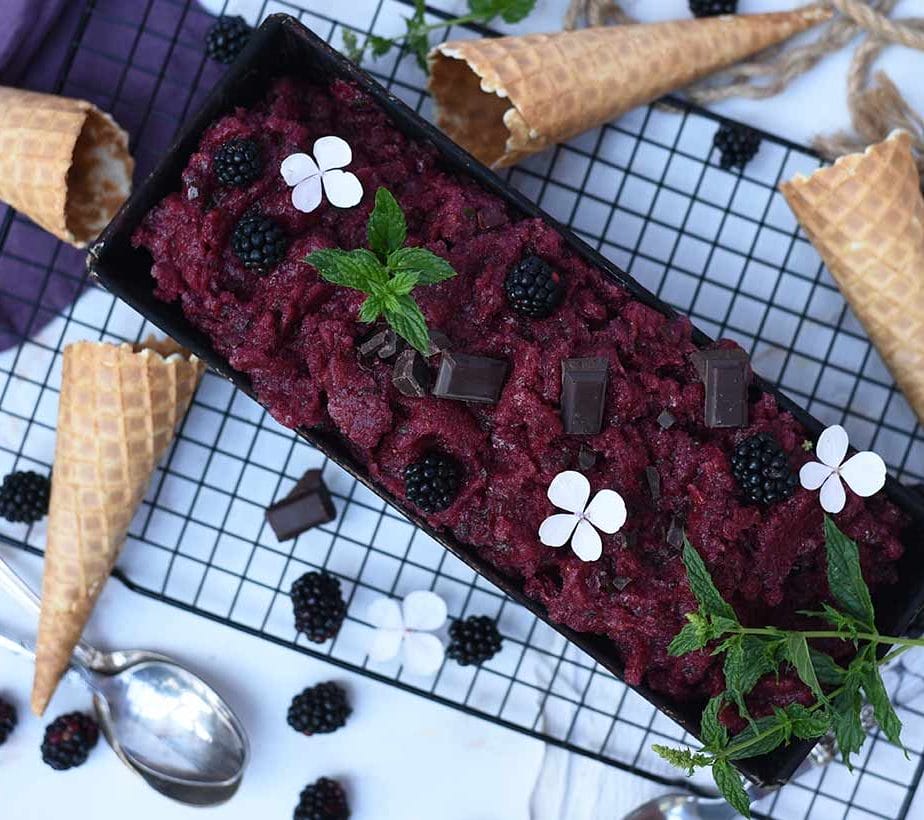 Brombeer Sorbet mit Xylit, Brombeer Sorbet vegan, Brombeer Sorbet mit Birkenzucker gesüßt, Brombeer Schoko Sorbet mit Xylit