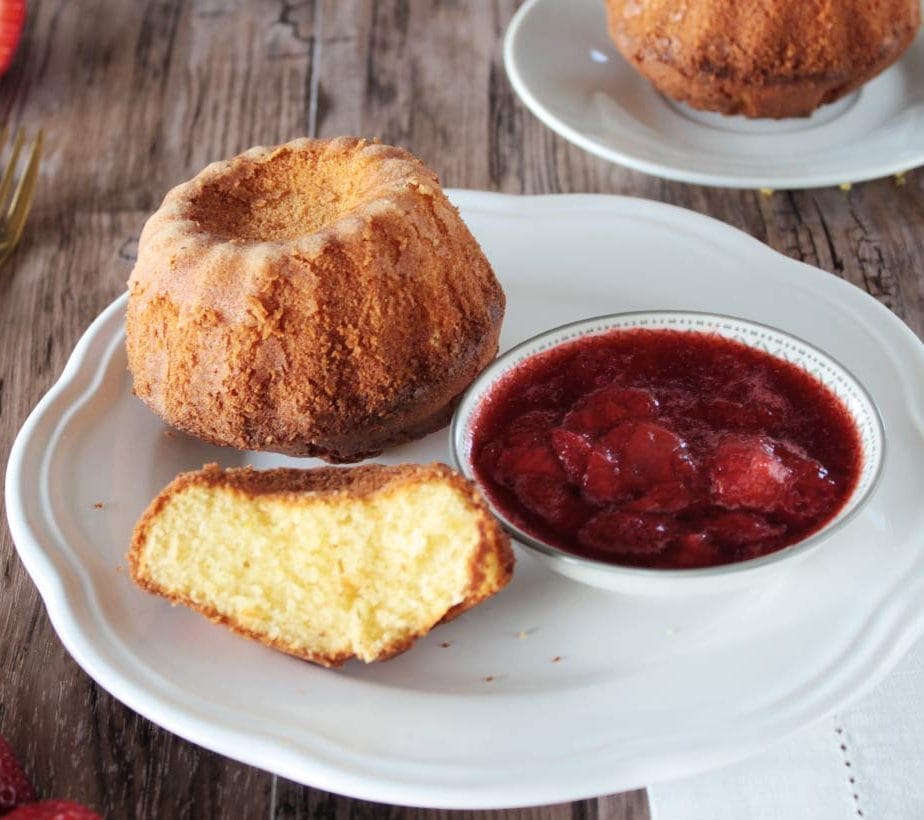 Dinkel Sandkuchen zuckerfrei, Sandkuchen zuckerfrei mit Erdbeersauce, Dinkel Sandkuchen mit Erdbeersauce, Zuckerfreier Dinkel Sandkuchen einfach