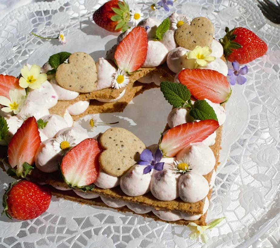 Muttertagsherztorte ohne Zucker, Muttertagsherz ohne Zucker, Herztorte zuckerfrei, Herztorte mit Birkenzucker, Herztorte zuckerfrei mit Erdbeercreme, Herztorte mit Erdbeercreme zuckerfrei, Muttertagsherz mit Erdbeercreme, Muttertagsherz mit Erdbeercreme zuckerfrei