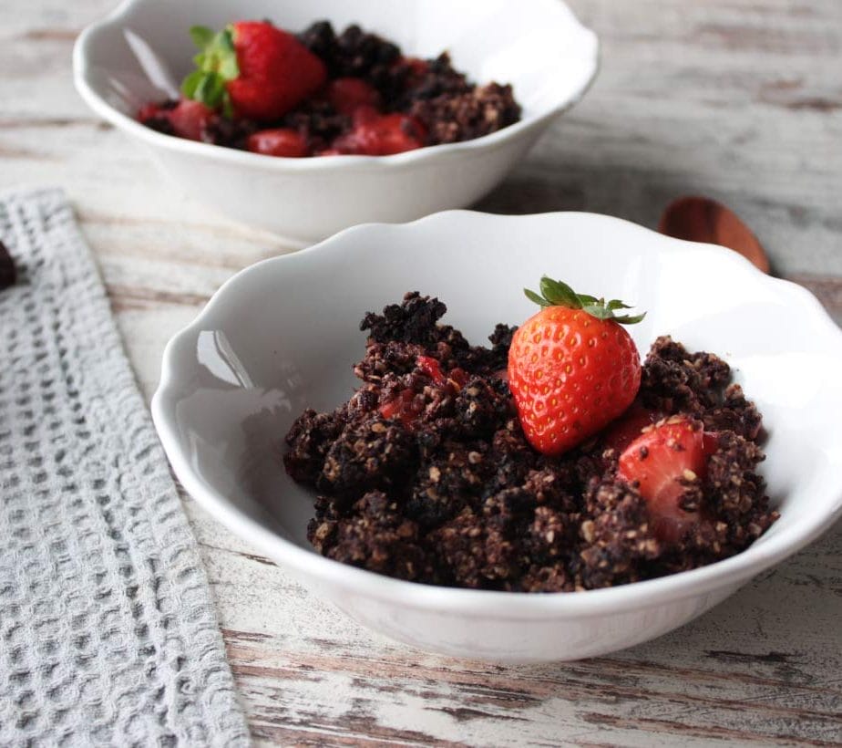 Schoko-Hafer-Crumbles mit Erdbeeren, Schoko-Crumbles mit Erdbeeren zuckerfrei, Kakao Crumbles mit Erdbeeren zuckerfrei