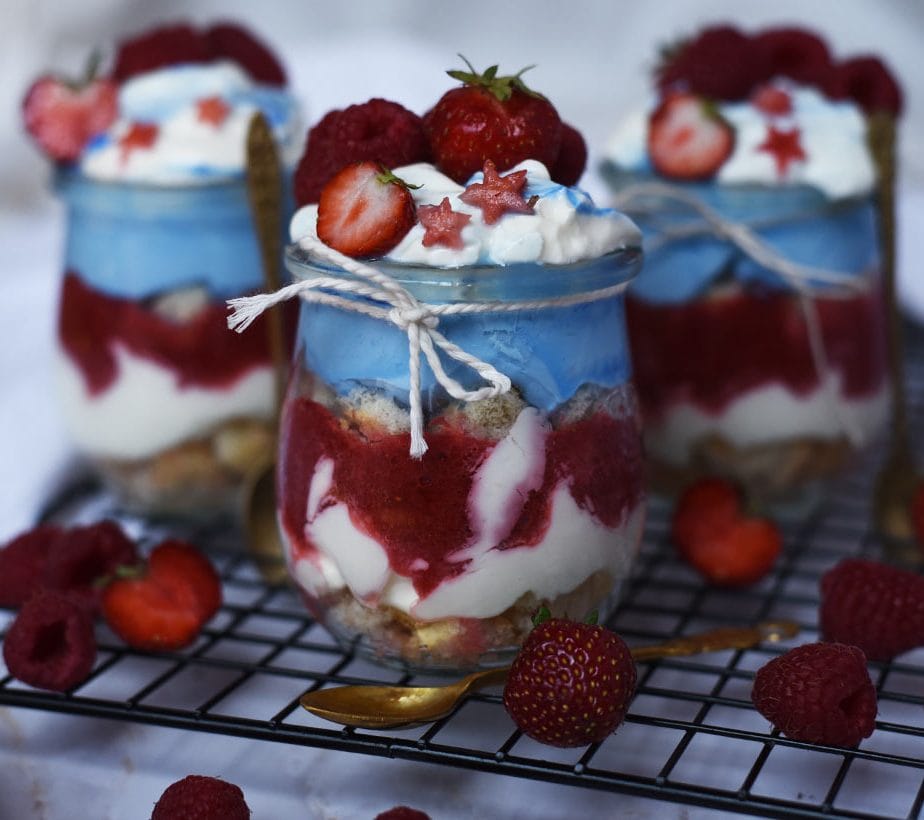 4. Juli Parfait, Amerikanisches Dessert ohne Zucker, Erdbeer Dessert ohne Zucker, Erdbeer Dessert im Glas zuckerfrei, Knusper Dessert mit Erdbeeren im Glas