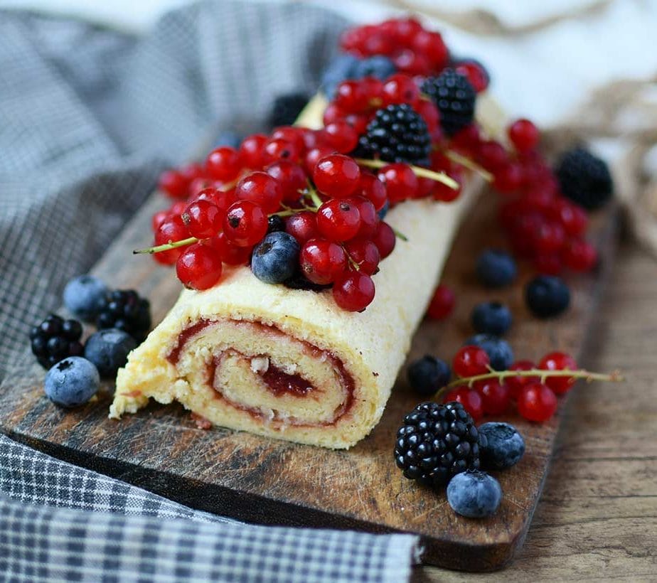 Biskuit Roulade mit Beeren, Beerige Biskuitroulade, Beeren Biskuitroulade mit weniger Zucker, Beeren Biskuitroulade zuckerreduziert