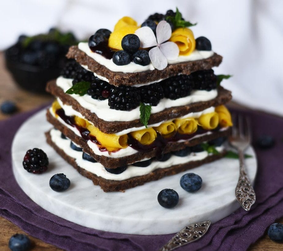 Mango-Beeren-Vollkornbrot, Vollkornbrot fruchtig belegt, Vollkornbrot-Turm mit Mango und Beeren, Vollkornbrot süß belegt, Mango-Beeren Frühstücksturm