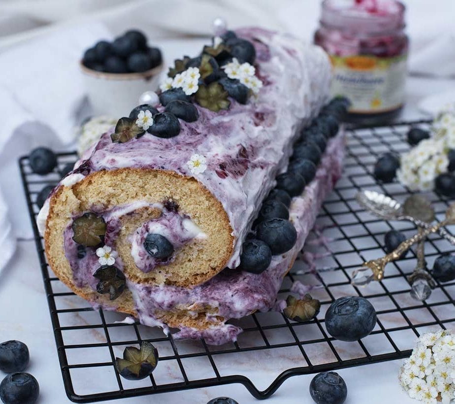 Beeren-Joghurt-Roulade, Heidelbeer-Roulade zuckerfrei, Beeren-Roulade mit Joghurtfüllung