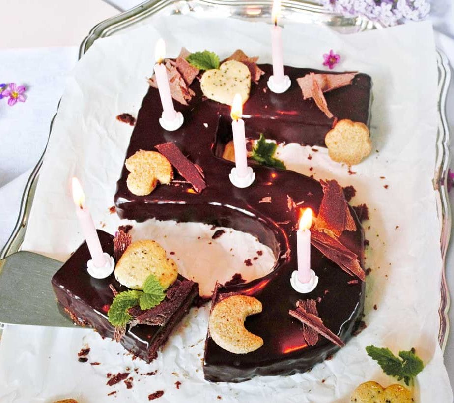 Schokoladen Geburtstagskuchen, Geburtstagskuchen Schoko, Schokokuchen, Geburtstagsschokokuchen, Schokoladekuchen, Geburtstagskuchen mit Schokolade, Geburtstagskuchen