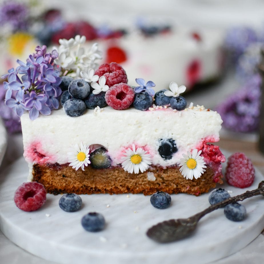 Torte für den Frühling, Joghurttorte, Joghurttorte mit Beeren, Joghurttorte mit Himbeeren, Joghurttorte mit Heidelbeeren, Frühlingstorten, Joghurttorte mit Gelatine, Protein Joghurttorte, Proteintorte
