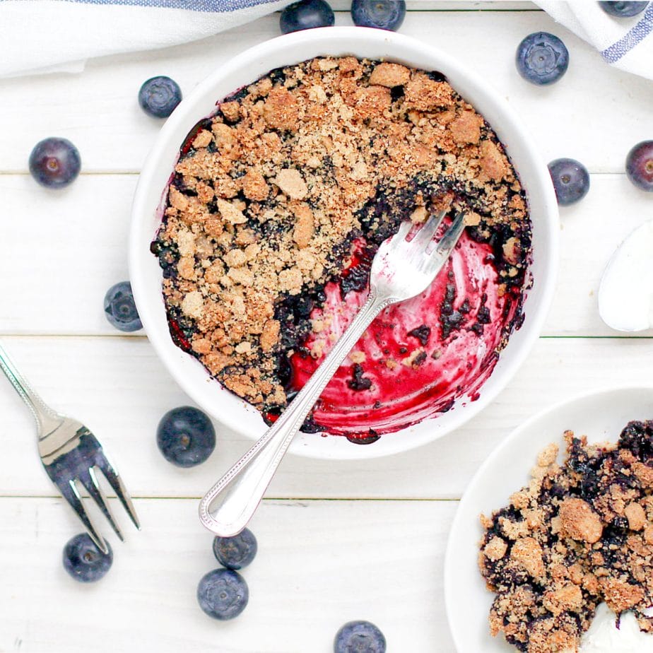 schneller beeren crumble, beeren crumble mit haferflocken, Veganer Beeren Crumble, Crumble ohne Butter, Crumble zuckerfrei, Crumble ohne Zucker, Crumble gesund, Heidelbeer Crumble, Crumble mit Blaubeeren