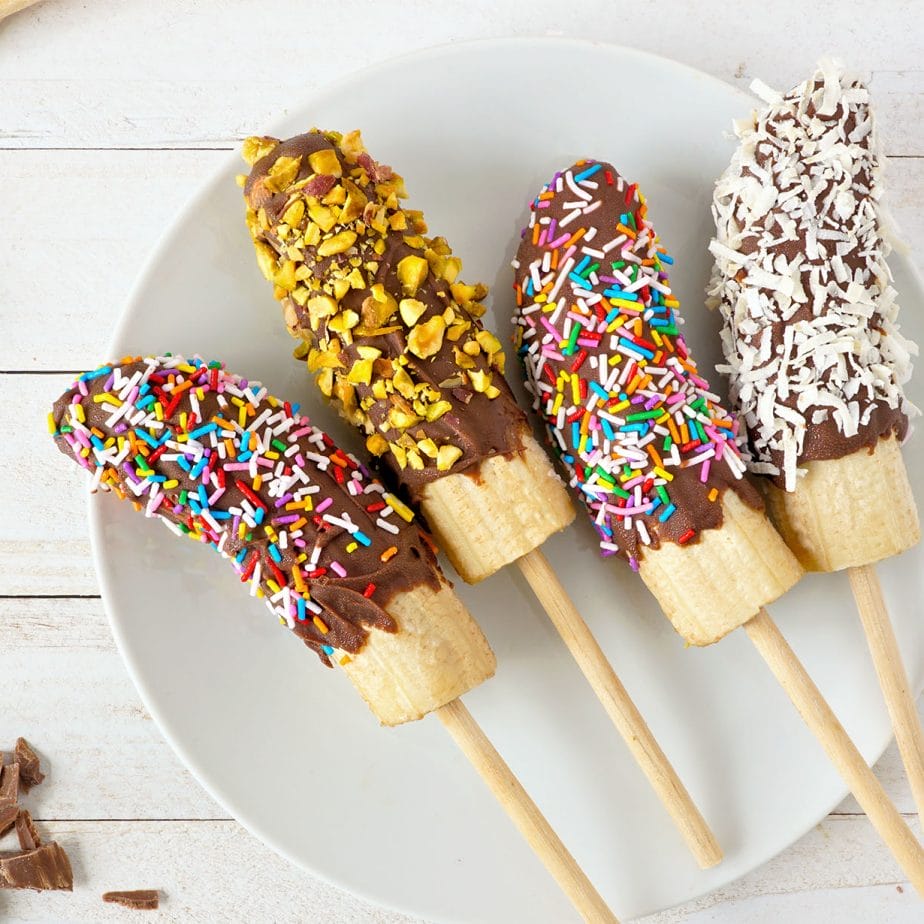 Bananen Schoko Spieße, Schoko Banenen Pops, Schoko bananen Popsicles, Bananeneis am Stiel, Schokobananen selber machen, Schokobananen, Vegane Schokobananen, Zuckerfreie Schokobananen, Schokofrüchte, Schokofrüchte selber machen, Schokofrüchte vegan, Schokofrüchte zuckerfrei