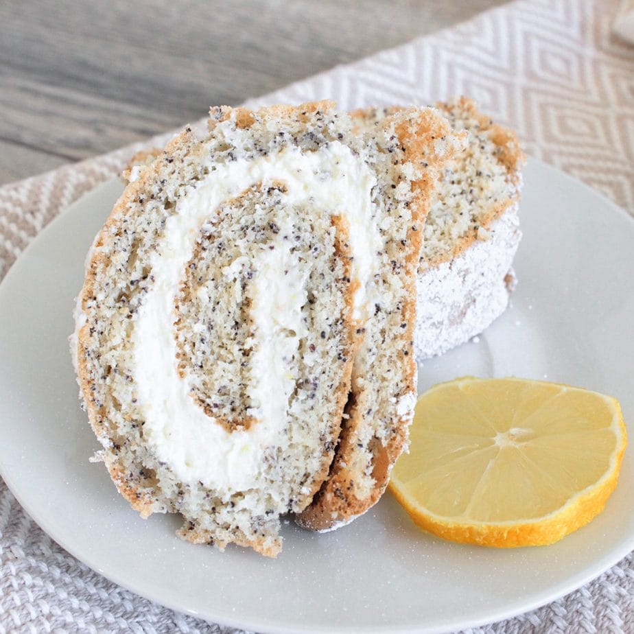 Zitronenroulade, Zitronenroulade mit Sahne, Zitronenroulade ohne Zucker, Mohnroulade ohne Zucker, Mohnroulade zuckerfrei, Mohnroulade mit Sahne, Zitronen-Mohn-Kuchen, Zitronen-Mohn-Roulade, Zitronenroulade mit Topfen, Zitronenroulade mit Quark