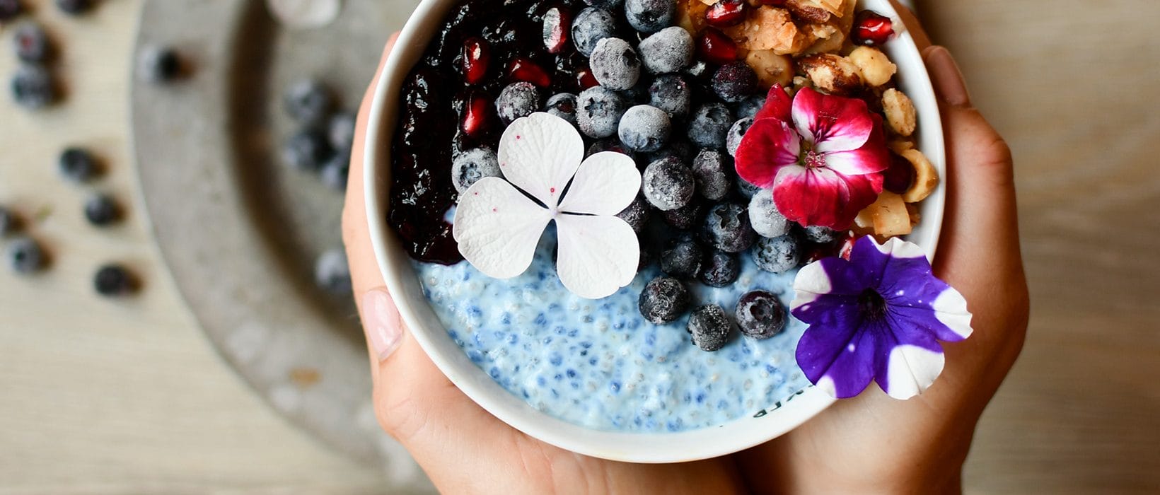 Smootbie Bowl, Heidelbeer Bowl, Smoothie Bowl mit Chia, Spirulina Bowl, blaue Smoothie Bowl, blue Smoothie bowl