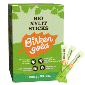 Image der Packung Birkengold Bio Xylit Sticks mit drei entnommenen Sticks, kalorienreduzierter Zuckeralternative.