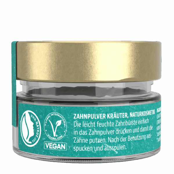Veganes Zahnputzpulver mit Kräutern in einem transparenten Glasbehälter mit goldenem Deckel, Naturkosmetik.