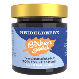 Heidelbeere Fruchtaufstrich von Birkengold mit 70% Fruchtanteil, gesüßt mit Xylit. Goldener Deckel, blauer Hintergrund.