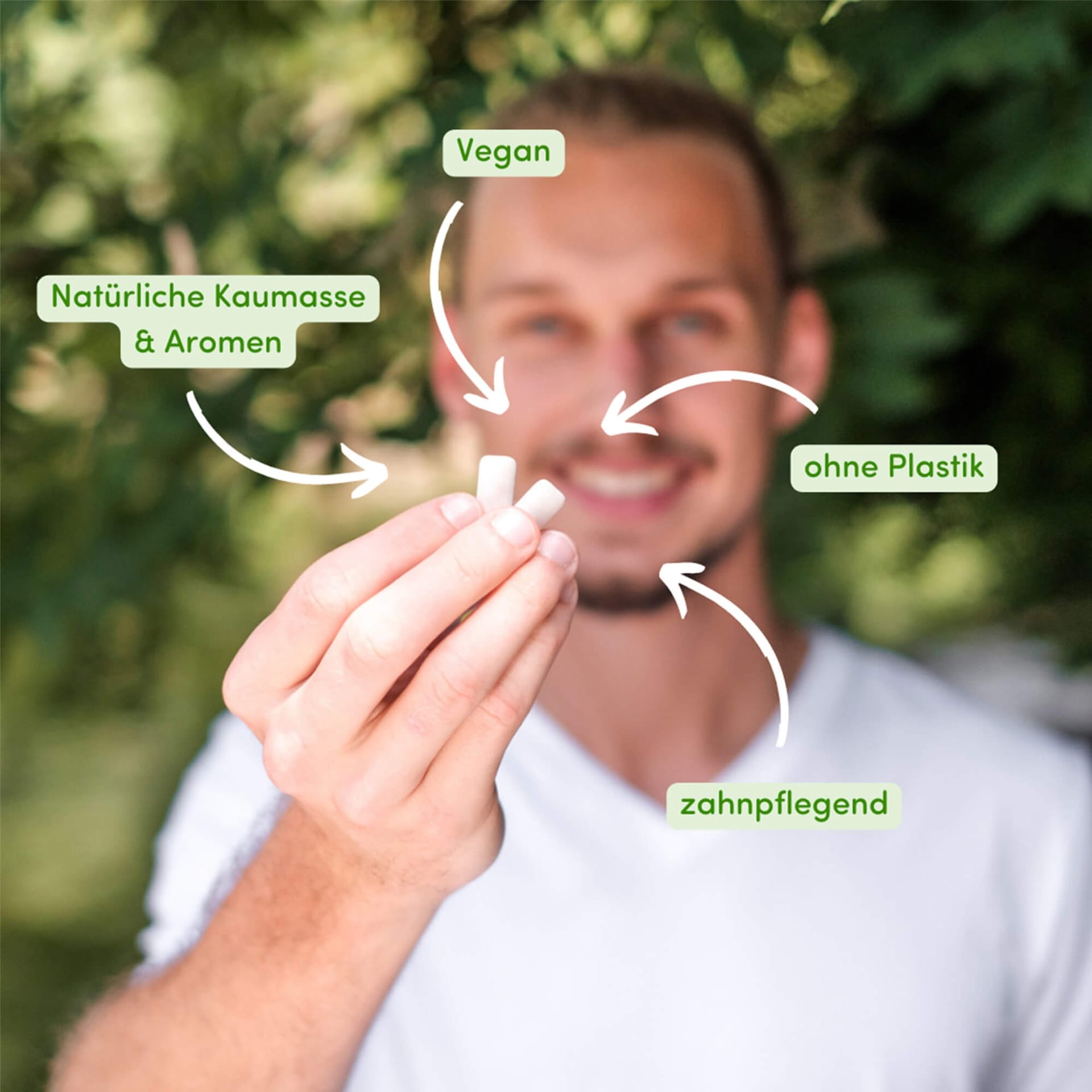 Mann präsentiert vegane, plastikfreie Zahnkaugummis, hergestellt aus natürlicher Kaumasse, zahnpflegend.